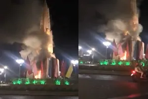 Cháy dưới chân tượng đài Cà Mau là do chập điện