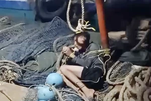 Hình ảnh ngư phủ bị trói do T. cung cấp cho cơ quan chức năng ở Cà Mau.