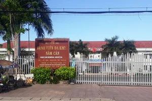 Bệnh viện Năm Căn, nơi xảy ra vụ bệnh nhân Hoàng và người thân đánh y bác sĩ. Ảnh: CTV