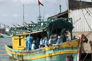 Cà Mau bắt một tàu chở người vượt biên, buộc cách ly 34 người