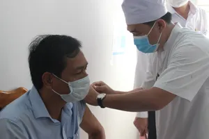 Ngày đầu Cà Mau tiến hành tiêm 600 liều vaccine COVID-19