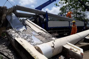 Xe tải cẩu chở trụ điện làm sập cổng chào, tài xế tử vong 