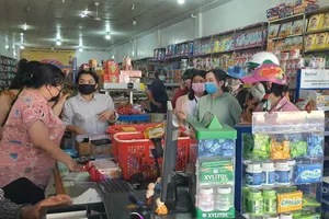 Dân Cà Mau đổ xô mua hàng trữ trước khi giãn cách xã hội