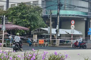 1 phụ nữ ở Cà Mau bán hàng qua hàng rào giãn cách vẫn dính COVID