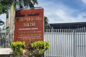 Thêm 1 bác sĩ Bệnh viện Năm Căn xin nghỉ việc thì bị kỷ luật buộc thôi việc