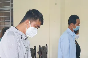Tòa đặt câu hỏi tu từ, công nhân làm lây dịch ở Cà Mau cúi đầu ân hận 