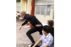 Sau khi tòa tuyên y án, 1 bị cáo lao người vào dòng xe trước cổng tòa án