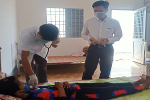 Bé gái bị bạo hành sau bụi rậm ở Cà Mau đã phục hồi và rất thích đọc sách