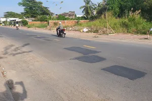 Con đường 20 tỷ ở Bạc Liêu mới thảm nhựa nóng đã vá chi chít