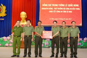 Thứ trưởng Bộ Công an Lê Quốc Hùng thăm, chúc Tết tại Cà Mau
