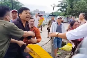 Tiểu thương xô xát với trật tự đô thị để lấy lại khay hột vịt