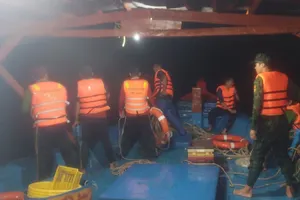 Cà Mau: Cứu 15 ngư dân bị chìm tàu trên biển