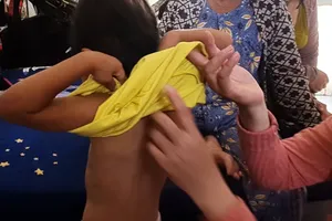 Giải cứu bé gái 4 tuổi bị cha nuôi đánh đập ở Cà Mau