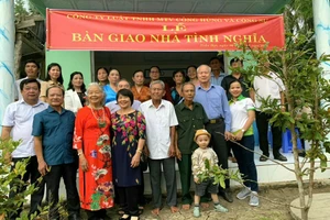 Luật sư đem tết ấm no đến với người nghèo vùng cách mạng Cà Mau