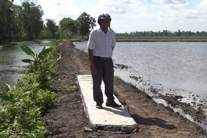 Không cho dân làm đường chăm sóc lúa vì 'chưa có chủ trương'