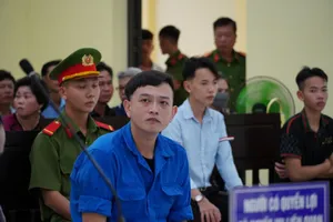 Đông đảo người dân đến xem phán xử kẻ giết cả nhà vợ ở Cà Mau