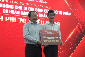 Đoàn công tác TP.HCM hỗ trợ hơn 4 tỉ đồng cho tỉnh Cà Mau