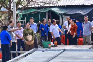 Bí thư Tỉnh uỷ Cà Mau thị sát việc xoá nhà tạm, nhà dột nát