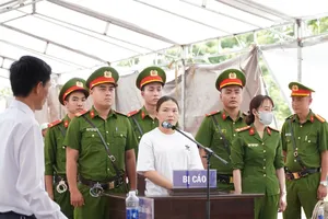 1 phụ nữ lãnh án vì dùng nón bảo hiểm đánh công an đang thực thi công vụ