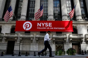 Một banner của Pinterest treo trên mặt tiền Sở Giao dịch chứng khoán New York. Ảnh: BUSINESS INSIDER.