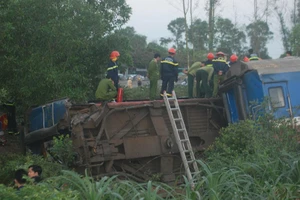 Đưa thi thể nạn nhân kẹt trong tàu SE2 ra ngoài