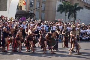 Rộn ràng lễ hội đường phố đậm màu sắc Tây Nguyên