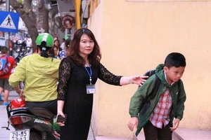 BT Phùng Xuân Nhạ khen giáo viên đón HS từ cổng trường