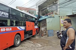 Ô tô khách lao thẳng vào nhà dân