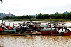 Một thượng tá CSGT trọng thương do bị cát tặc tấn công