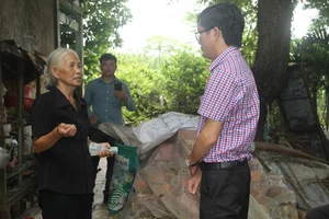 Trao 56,7 triệu cho người mẹ có 5 con bị tâm thần