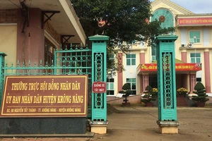 Phê bình, kiểm điểm chủ tịch huyện chậm xin lỗi dân