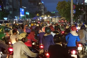 Người Sài Gòn chật vật về nhà sau cơn mưa tan tầm