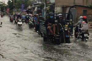 Triều cường lên cao, người Sài Gòn vất vả về nhà
