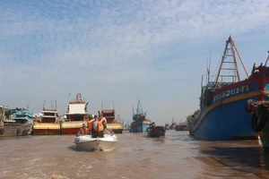 Sơ tán 60.000 dân tránh bão Tembin