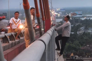 Thanh niên nghi ngáo đá đu lan can cầu Rạch Miễu