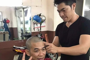 Nhiều cổ động viên cạo đầu khi U-23 VN vào chung kết