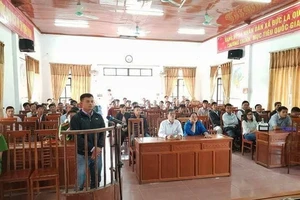 2 con trai xách xô nước đi trả thù cho cha