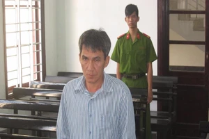 'Siêu lừa' bằng chiêu bịa chuyện mua rượu… biếu sếp