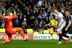 Ronaldo ghi bàn bằng đầu gối giúp Real thắng PSG 3-1
