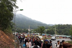 Đường lên Yên Tử kẹt cứng, du khách bỏ xe, cuốc bộ