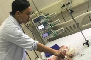 Dùng thuốc cam không nguồn gốc, bé 8 tháng nguy kịch