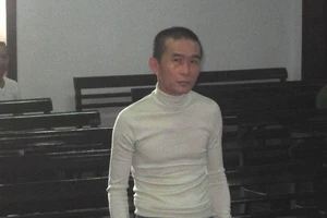 113 khống chế người giẫm đạp, nhảy móp capô xe Mercedes