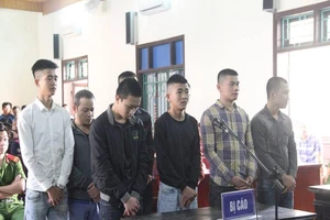 Hẹn nhau hỗn chiến 8 người hầu tòa 