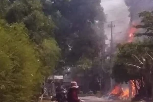 Đốt rác làm cháy cả đường dây điện