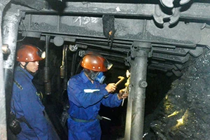 Bị than, đá lở vùi lấp, hai công nhân thương vong