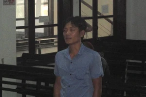 Bị kiểm tra, móc ma túy ra nộp