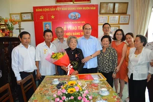 Bí thư Nguyễn Thiện Nhân trao huy hiệu cho ba đảng viên