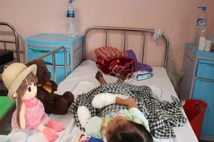 Xót xa: Sau cơn sốt, bé gái 3 tuổi phải cắt bỏ tứ chi