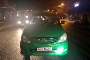 Truy bắt nhóm thanh niên nổ súng vào taxi ở Tiền Giang