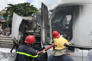  Xe Container bốc cháy trên quốc lộ 1 ở quận 12